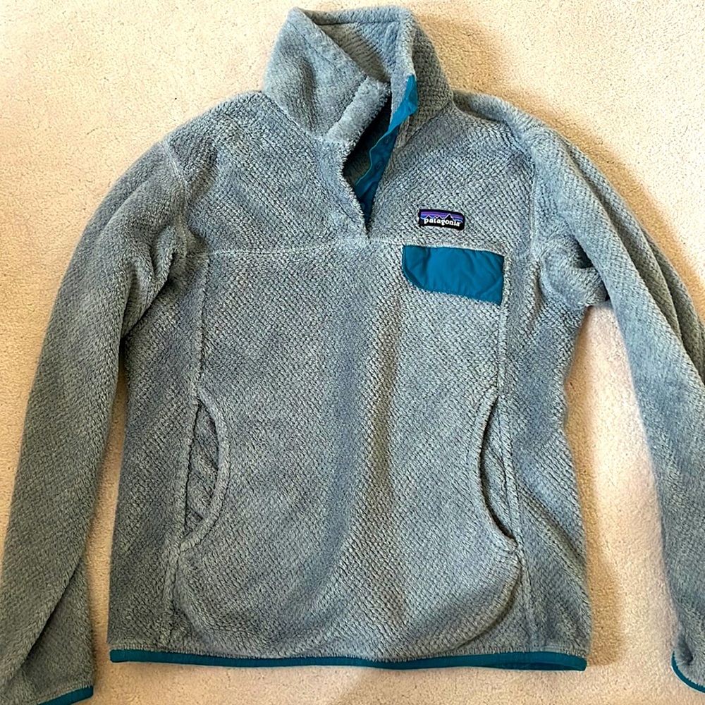 Grey/light blue Patagonia sweatshirt pullover with snap